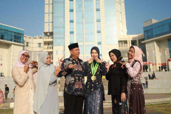 Cerita Dini, Kuliah Sambil Bekerja hingga Jadi Wisudawan Terbaik Unesa Cerita Dini, Kuliah Sambil Bekerja hingga Jadi Wisudawan Terbaik Unesa