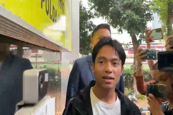 Betrand Peto Diperiksa Sebagai Terlapor Dugaan Kasus Kekerasan Seksual Terhadap ANW Betrand Peto Diperiksa Sebagai Terlapor Dugaan Kasus Kekerasan Seksual Terhadap ANW