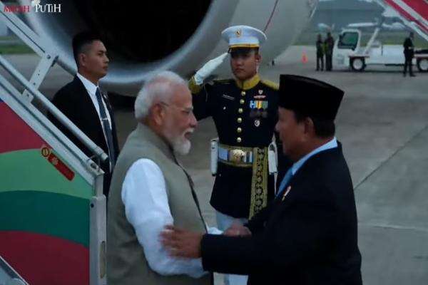 Presiden Prabowo Sambut Kedatangan PM India Narendra Modi di Lanud Halim Perdanakusuma Presiden Prabowo Sambut Kedatangan PM India Narendra Modi di Lanud Halim Perdanakusuma