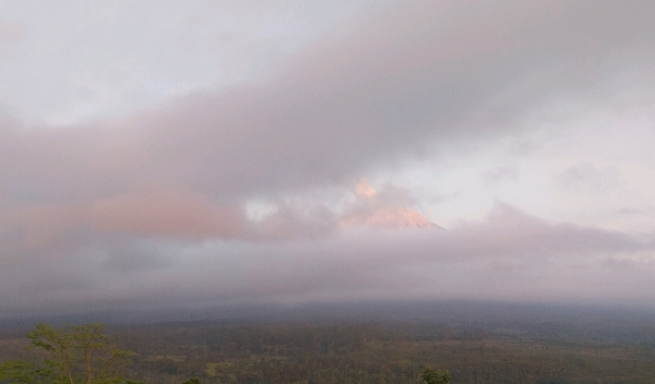 Gunung Semeru Erupsi 2 Kali dalam Sejam, Kolom Abu Tembus 1.000 Meter Gunung Semeru Erupsi 2 Kali dalam Sejam, Kolom Abu Tembus 1.000 Meter