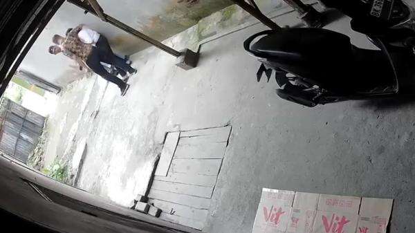 Mahasiswa di Asahan Diduga Dianiaya dan Disekap Debt Collector Terekam CCTV Mahasiswa di Asahan Diduga Dianiaya dan Disekap Debt Collector Terekam CCTV