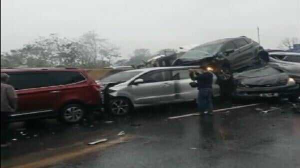 Ngeri! Kecelakaan Beruntun di Tol Cipularang Km 92, Sejumlah Mobil Rusak Berat Ngeri! Kecelakaan Beruntun di Tol Cipularang Km 92, Sejumlah Mobil Rusak Berat