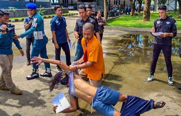 Wajah Pelaku Pembunuhan Kesya Lestaluhu Untuk Pertama Kalinya Ditampilkan ke Publik Wajah Pelaku Pembunuhan Kesya Lestaluhu Untuk Pertama Kalinya Ditampilkan ke Publik