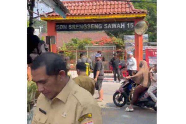 Kapolsek Jagakarsa: Ancaman Bom di SDN Jaksel Dikirim lewat WhatsApp saat Upacara Kapolsek Jagakarsa: Ancaman Bom di SDN Jaksel Dikirim lewat WhatsApp saat Upacara