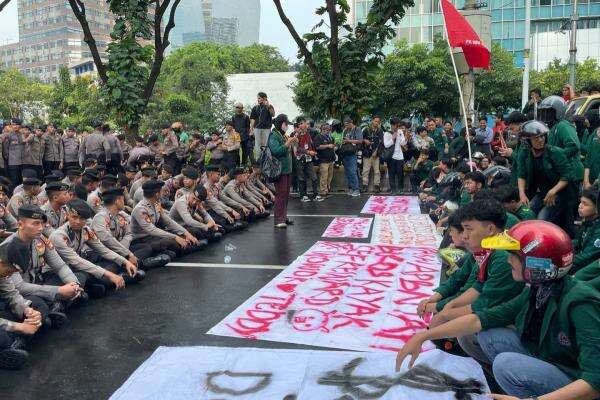 Ratusan Mahasiswa Uhamka Diadang Polisi saat Hendak Demo ke Monas Ratusan Mahasiswa Uhamka Diadang Polisi saat Hendak Demo ke Monas