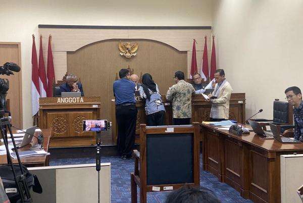 Sidang Sengketa Informasi Ijazah Jokowi, Kubu Bonatua dan ANRI Serahkan Alat Bukti Sidang Sengketa Informasi Ijazah Jokowi, Kubu Bonatua dan ANRI Serahkan Alat Bukti