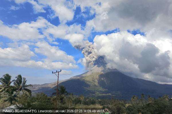 Gunung Lewotobi Laki-laki Erupsi, Kolom Abu Tebal Membubung hingga 1.200 Meter Gunung Lewotobi Laki-laki Erupsi, Kolom Abu Tebal Membubung hingga 1.200 Meter