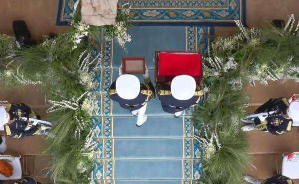 Tiba di Istana, Bendera Merah Putih dan Teks Proklamasi Ditempatkan di Mimbar Kehormatan Tiba di Istana, Bendera Merah Putih dan Teks Proklamasi Ditempatkan di Mimbar Kehormatan