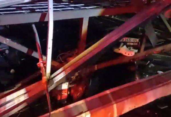 Tragis! Pemotor Wanita Tewas Tertimpa Videotron Roboh di Majalengka Tragis! Pemotor Wanita Tewas Tertimpa Videotron Roboh di Majalengka