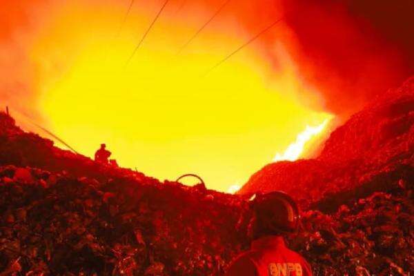 Penampakan Kebakaran TPA Putri Cempo Solo, 105 Warga Terpaksa Mengungsi Penampakan Kebakaran TPA Putri Cempo Solo, 105 Warga Terpaksa Mengungsi