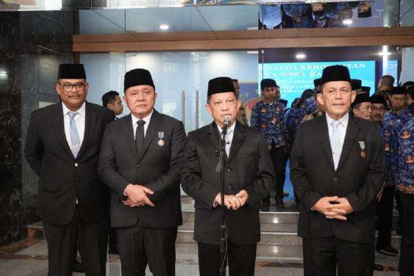 Mendagri Berikan Penghargaan Satyalancana kepada 7 Tokoh Atas Inovasi Sektor Maritim Mendagri Berikan Penghargaan Satyalancana kepada 7 Tokoh Atas Inovasi Sektor Maritim