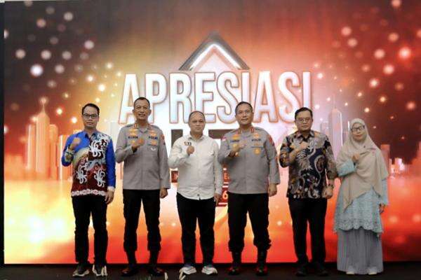 IJTI Serahkan Penghargaan 5 Tokoh Inspiratif Pendorong Keterbukaan Informasi di Simposium dan Apresiasi 2026 IJTI Serahkan Penghargaan 5 Tokoh Inspiratif Pendorong Keterbukaan Informasi di Simposium dan Apresiasi 2026