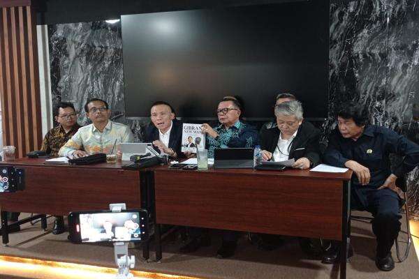 Rismon: Tuduhan Cacat Administratif Pendidikan Gibran di Gugatan Denny Indrayana Masih Prematur Rismon: Tuduhan Cacat Administratif Pendidikan Gibran di Gugatan Denny Indrayana Masih Prematur