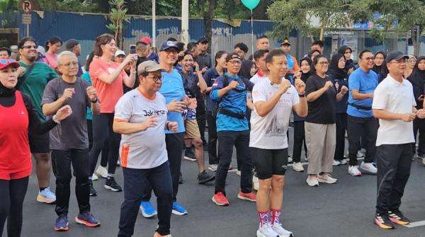 Menkes Budi Gunadi dan Pramono Jogging Bareng di CFD di Kuningan Menkes Budi Gunadi dan Pramono Jogging Bareng di CFD di Kuningan