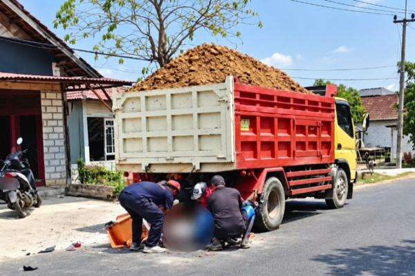Kecelakaan Maut di Bojonegoro, Pengendara Motor Nmax Tewas Tabrak Truk Kecelakaan Maut di Bojonegoro, Pengendara Motor Nmax Tewas Tabrak Truk