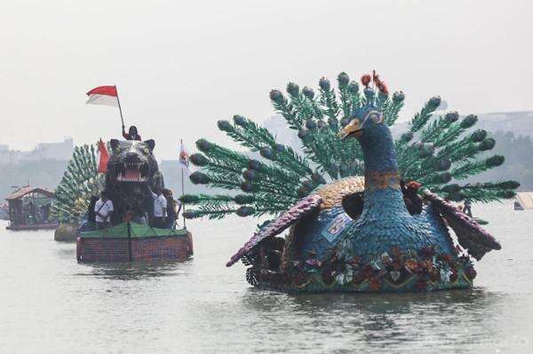 Unik! 43 Perahu Hias dari Limbah Plastik Berlayar di Danau Sunter Unik! 43 Perahu Hias dari Limbah Plastik Berlayar di Danau Sunter