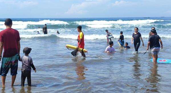 Belasan Wisatawan Terpisah dari Keluarga Saat Berlibur di Pantai Pangandaran Belasan Wisatawan Terpisah dari Keluarga Saat Berlibur di Pantai Pangandaran