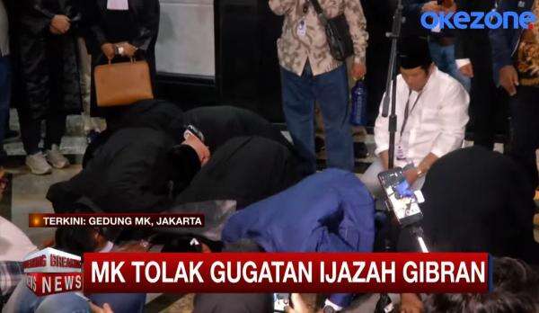 Gugatan Ijazah Gibran Tak Diterima MK, Relawan Sujud Syukur Gugatan Ijazah Gibran Tak Diterima MK, Relawan Sujud Syukur