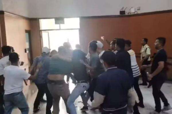 Anggota DPRD Riau Baku Hantam saat Bahas Anggaran, Sejumlah Orang Luka-luka Anggota DPRD Riau Baku Hantam saat Bahas Anggaran, Sejumlah Orang Luka-luka