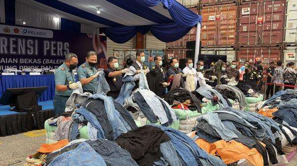 Purbaya Ungkap 43 Kontainer Pakaian Bekas Ilegal Dimusnahkan Purbaya Ungkap 43 Kontainer Pakaian Bekas Ilegal Dimusnahkan