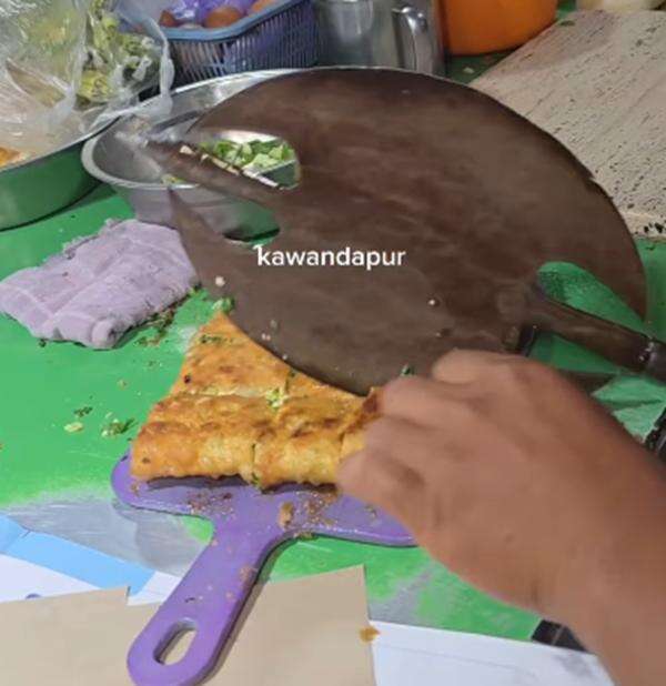 Viral! Penjual Martabak Pakai Kapak Wiro Sableng Buat Potong Makanan Viral! Penjual Martabak Pakai Kapak Wiro Sableng Buat Potong Makanan