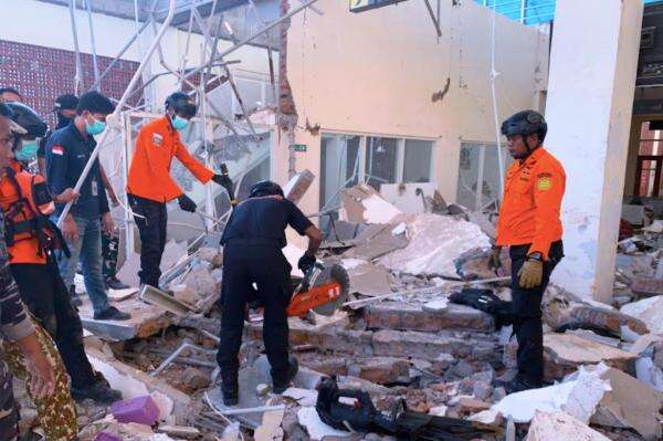 Update Gempa NTT, 1 Orang Tewas Tertimpa Bangunan Roboh di Pelabuhan Maumere Update Gempa NTT, 1 Orang Tewas Tertimpa Bangunan Roboh di Pelabuhan Maumere