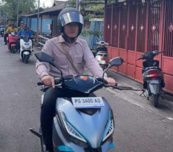 Momen Gibran Naik Motor Listrik saat Kunjungan ke Papua, Intip Spesifikasinya Momen Gibran Naik Motor Listrik saat Kunjungan ke Papua, Intip Spesifikasinya