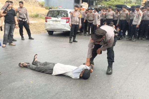 Eksekusi Lahan Ricuh di Kendari, Keluarga Pemilik Tanah Tiduran di Aspal Adang Alat Berat Eksekusi Lahan Ricuh di Kendari, Keluarga Pemilik Tanah Tiduran di Aspal Adang Alat Berat
