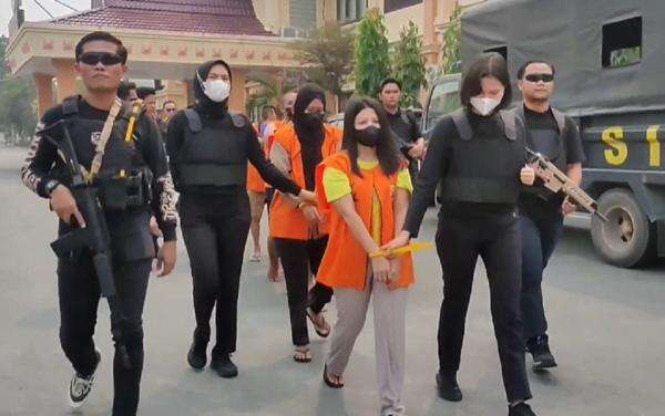 Polisi Tangkap 8 Orang Sindikat Pembuat SIM Palsu Lintas Wilayah di Siak Polisi Tangkap 8 Orang Sindikat Pembuat SIM Palsu Lintas Wilayah di Siak