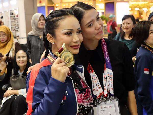 Bangga! Kris Dayanti Raih 2 Medali Emas Wushu di Usia 51 Tahun Bangga! Kris Dayanti Raih 2 Medali Emas Wushu di Usia 51 Tahun