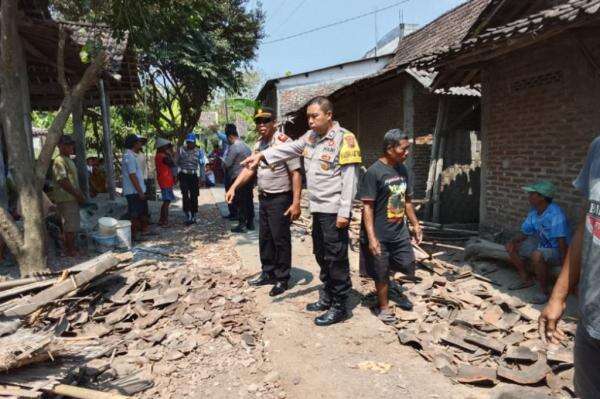 Rumah Roboh di Sragen, Nenek 82 Tahun Tewas Tertimpa Reruntuhan Bangunan Rumah Roboh di Sragen, Nenek 82 Tahun Tewas Tertimpa Reruntuhan Bangunan