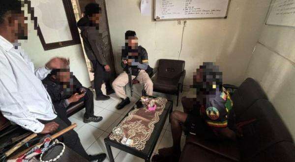 Operasi Senyap Satgas Damai Cartenz, Pentolan KKB Kelompok Numbuk Telenggen Ditangkap! Operasi Senyap Satgas Damai Cartenz, Pentolan KKB Kelompok Numbuk Telenggen Ditangkap!