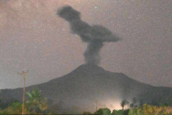 Erupsi Gunung Lewotobi Laki-Laki, Hujan Abu Guyur Sejumlah Desa di Flores Erupsi Gunung Lewotobi Laki-Laki, Hujan Abu Guyur Sejumlah Desa di Flores