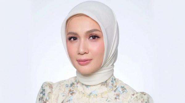 Mantap Berhijab usai Menikah, Dea Annisa: Sudah Punya Suami, Harus Lebih Menjaga Diri Mantap Berhijab usai Menikah, Dea Annisa: Sudah Punya Suami, Harus Lebih Menjaga Diri