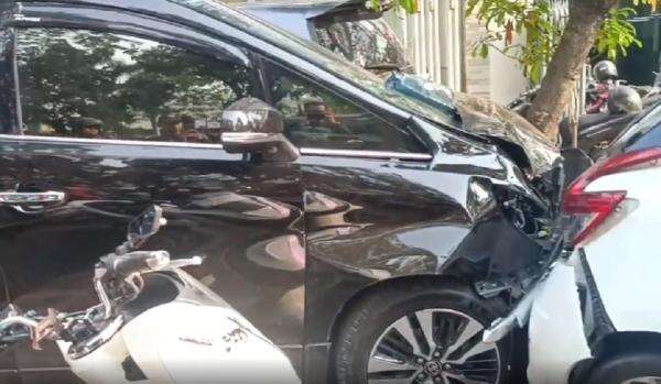 Kecelakaan Beruntun Alphard Tabrak 15 Kendaraan di Surabaya, 6 Luka-Luka Kecelakaan Beruntun Alphard Tabrak 15 Kendaraan di Surabaya, 6 Luka-Luka