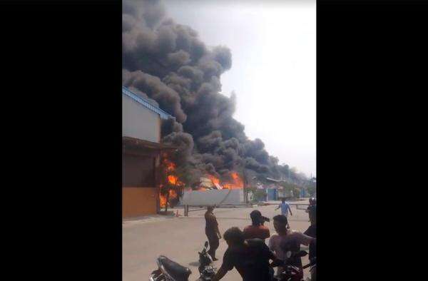 Kebakaran Melanda Pergudangan Kosambi Permai Tangerang, Kobaran Api Membara Kebakaran Melanda Pergudangan Kosambi Permai Tangerang, Kobaran Api Membara