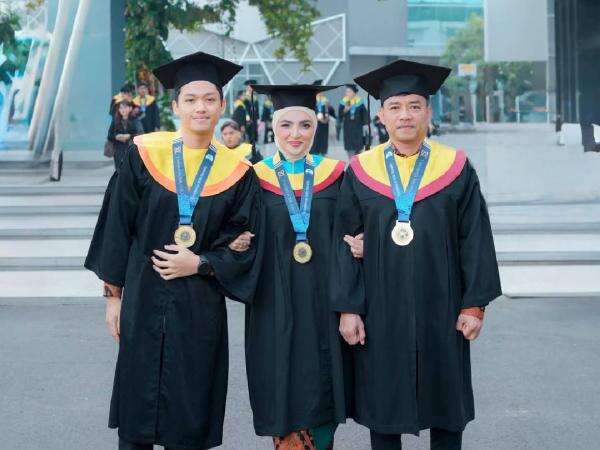 Momen Langka! Azriel, Anang dan Ashanty Wisuda Bareng di Universitas Airlangga Momen Langka! Azriel, Anang dan Ashanty Wisuda Bareng di Universitas Airlangga