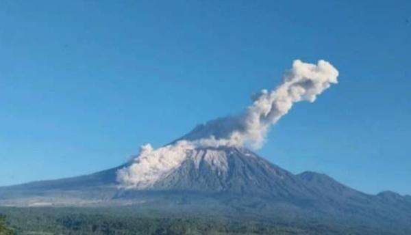 Gunung Semeru Erupsi, Luncurkan Awan Panas Guguran Sejauh 3,5 Km Gunung Semeru Erupsi, Luncurkan Awan Panas Guguran Sejauh 3,5 Km
