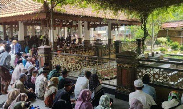 Sambut Muktamar ke-35 NU, Ziarah Makam Gus Dur di Tebuireng Dibuka 24 Jam Sambut Muktamar ke-35 NU, Ziarah Makam Gus Dur di Tebuireng Dibuka 24 Jam