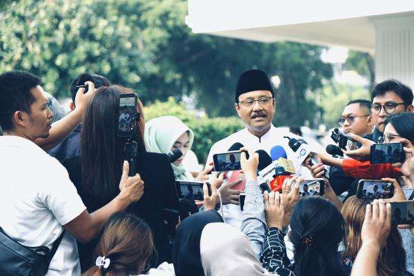 Mensos Dorong Penerima Bansos Jadi Anggota Koperasi Desa Merah Putih Mensos Dorong Penerima Bansos Jadi Anggota Koperasi Desa Merah Putih