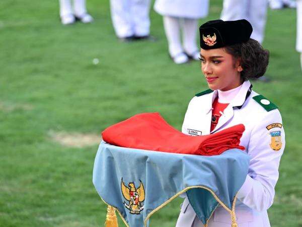 Cerita Paskibraka Pembawa Baki Penurunan Bendera di Istana Asal Papua, Sempat Gugup Tapi Bangga Cerita Paskibraka Pembawa Baki Penurunan Bendera di Istana Asal Papua, Sempat Gugup Tapi Bangga