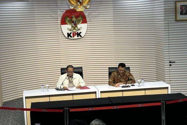 Jadi Tersangka, Bupati Klaten dan Kepala BPK Jateng Ditahan di Rutan KPK Jadi Tersangka, Bupati Klaten dan Kepala BPK Jateng Ditahan di Rutan KPK