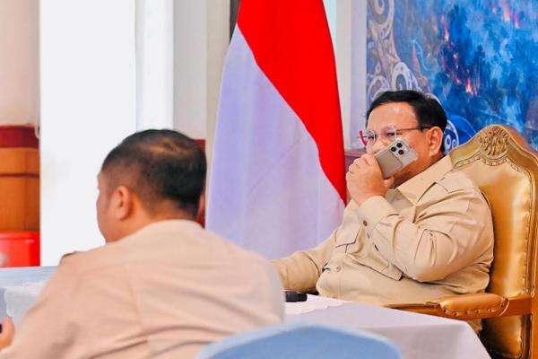 Momen Prabowo Telepon di Tengah Rapat, Minta Penanganan Karhutla di Kalimantan Diperkuat Momen Prabowo Telepon di Tengah Rapat, Minta Penanganan Karhutla di Kalimantan Diperkuat