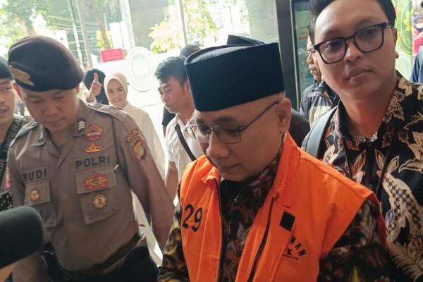 Masuki Ruang Sidang Tipikor, Gus Yaqut Disambut Selawat Asyghil Masuki Ruang Sidang Tipikor, Gus Yaqut Disambut Selawat Asyghil