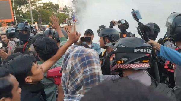Demo di Makassar Memanas, Polisi Gagalkan Massa Bakar Ban Demo di Makassar Memanas, Polisi Gagalkan Massa Bakar Ban