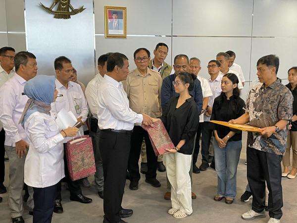 Anak Pegawai Pertanian Korban Penembakan KKB Dapat Bantuan Rp300 Juta, 3 Keluarga Direkrut Bulog Anak Pegawai Pertanian Korban Penembakan KKB Dapat Bantuan Rp300 Juta, 3 Keluarga Direkrut Bulog