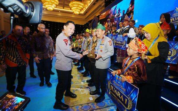 Kapolri Anugerahkan Penghargaan Juara Umum Ketahanan Pangan ke Polda Riau Kapolri Anugerahkan Penghargaan Juara Umum Ketahanan Pangan ke Polda Riau