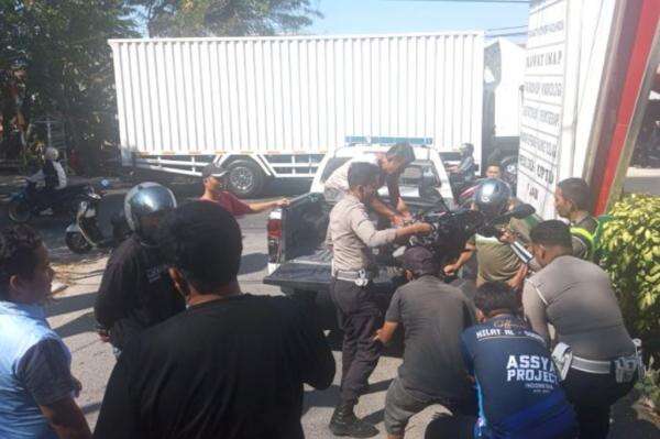 Kecelakaan Motor Tabrak Mobil di Jalan Poros Majene-Mamuju, Diduga gegara Balita Tarik Gas Kecelakaan Motor Tabrak Mobil di Jalan Poros Majene-Mamuju, Diduga gegara Balita Tarik Gas