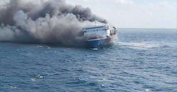 Kapal Penumpang Mutiara Sentosa 2 Angkut 250 Orang Terbakar di Perairan Sumenep Kapal Penumpang Mutiara Sentosa 2 Angkut 250 Orang Terbakar di Perairan Sumenep