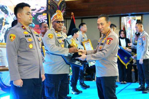 Kapolri: Keberhasilan Polri Bukan Sekadar Penghargaan, tetapi Kepercayaan Masyarakat Kapolri: Keberhasilan Polri Bukan Sekadar Penghargaan, tetapi Kepercayaan Masyarakat